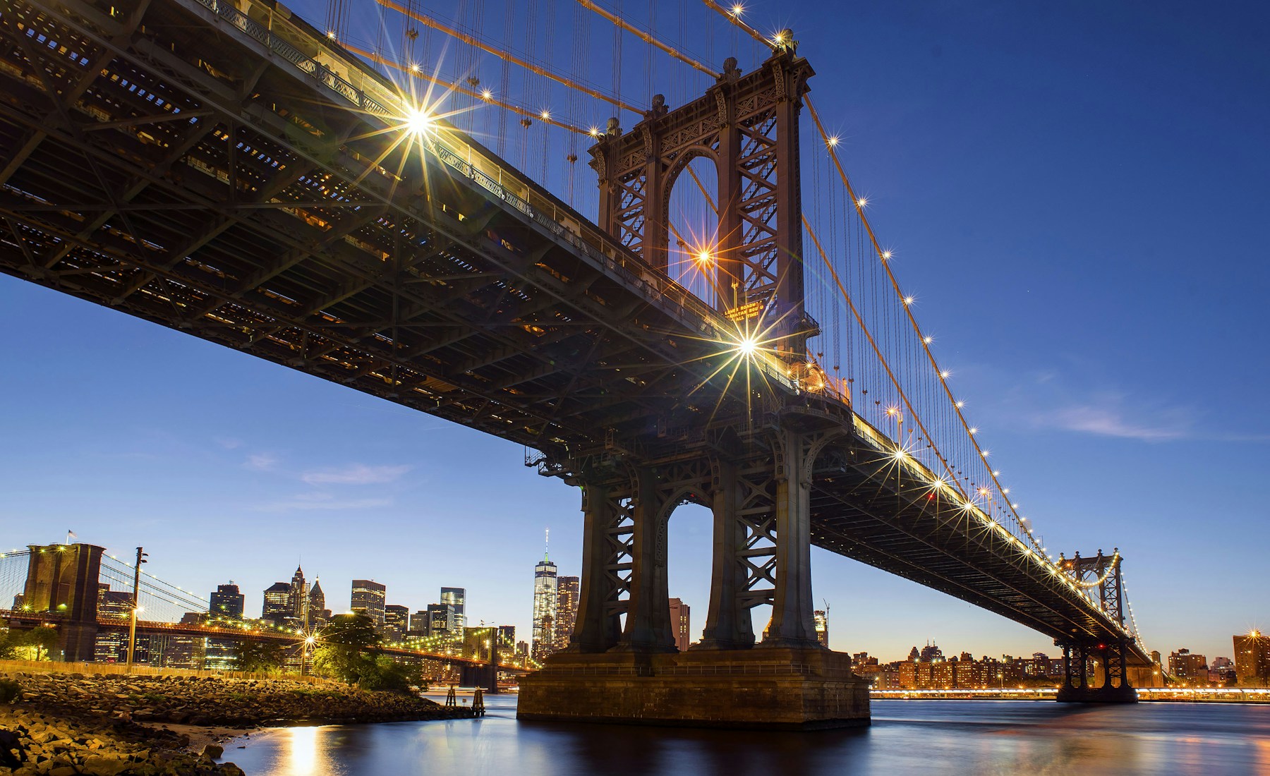 Brooklyn Bridge and the Manhattan skyline at night